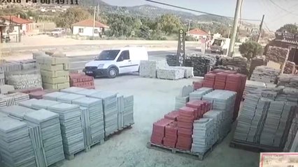 Karaburun'da Otomobil Temizlik İşçilerine Çarptı: 3 Yaralı