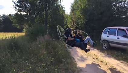 Atterrissage un peu compliqué pour ces 2 personnes en paramoteur !