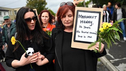 Gyermekek tömegsírjánál tüntettek Írországban az egyházfő látogatása ellen