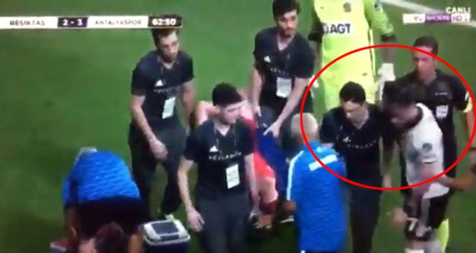 Beşiktaşlı Gökhan Gönül, Yavaş Hareket Ettiğini Düşündüğü Sağlık Görevlisine Vurdu