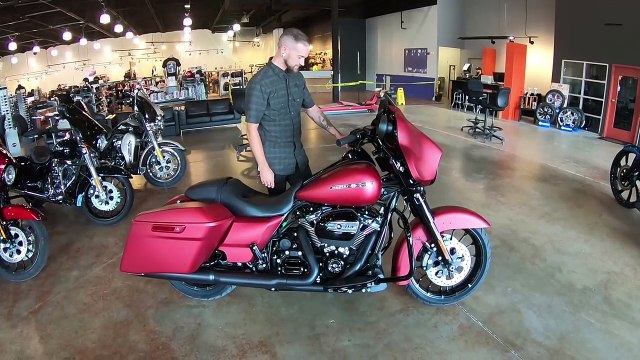 2019 Harley-Davidson Street Glide 114 TEST RIDE (+NEW Infotainment!)