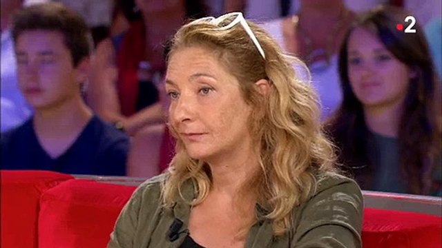 Corinne Masiero parle politique très ouvertement dans Vivement dimanche sur France 2 - Regardez