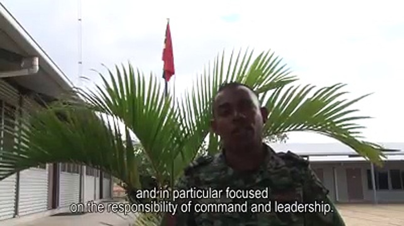 Haree esplikasaun badak hosi Tenente Marcelo Mendonca, instrutór hosi Centro de Treino de Operações de Apoio a Paz (CTOAP), kona-ba saida maka membru F-Fdtl Fal