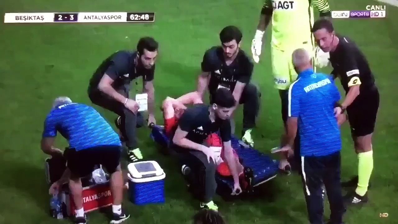 Gökhan Gönül sağlıkçıya saldırdı