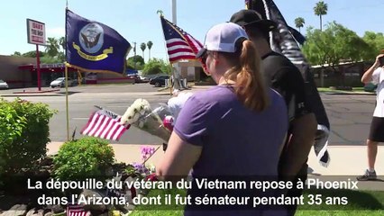 A Phoenix, le vétéran et sénateur John McCain était “un héros”