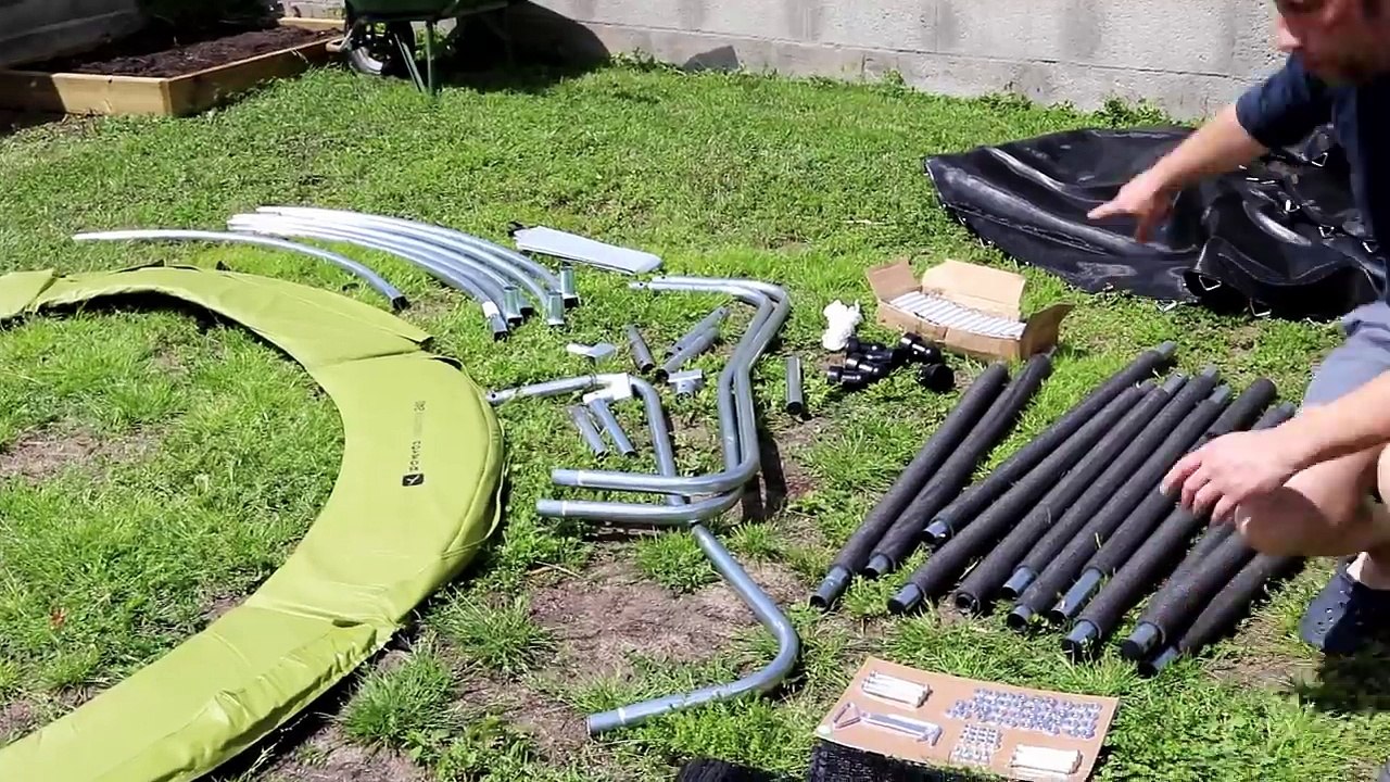 TRAMPOLINE SURPRISE ! Montage et installation d'un trampoline à la maison pour faire des bonds !