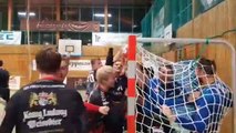 Ce joueur de handball marque le bu de l'année
