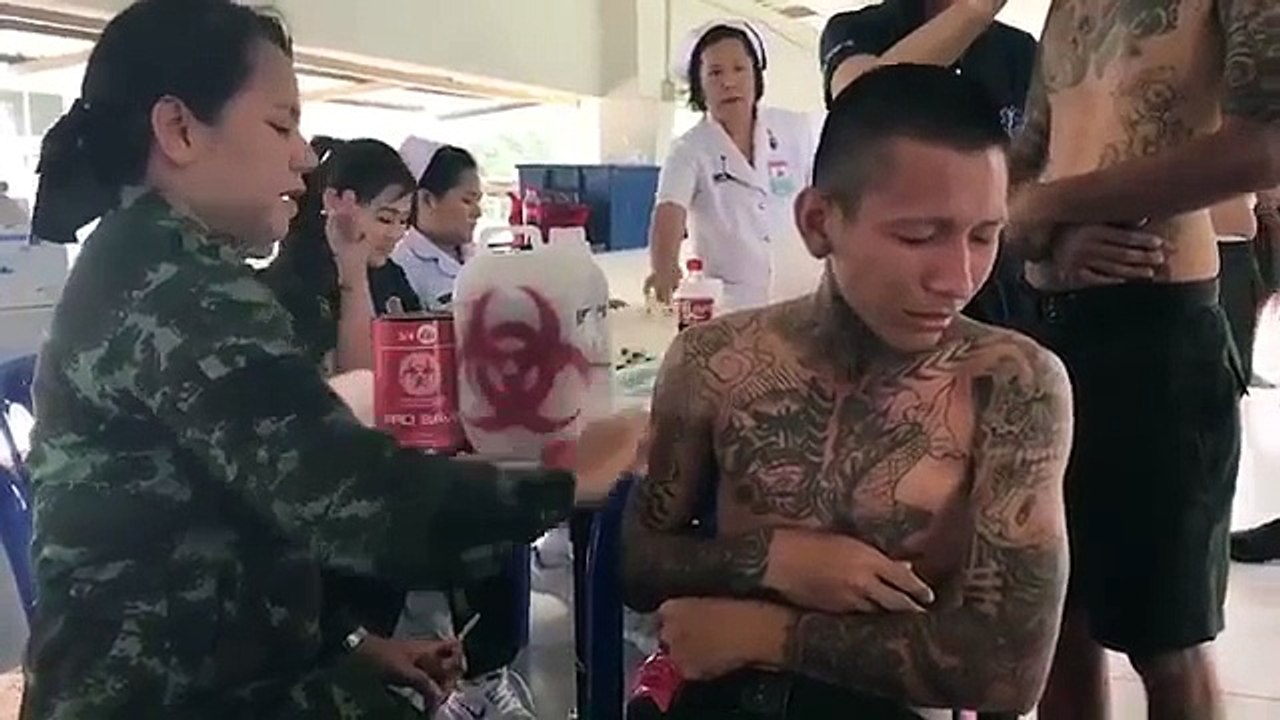 Thanh niên xăm trổ hổ báo sợ kim tiêm...khóc =))