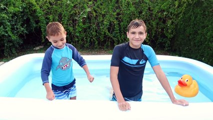 BATH BOMB CHALLENGE DANS LA PISCINE !