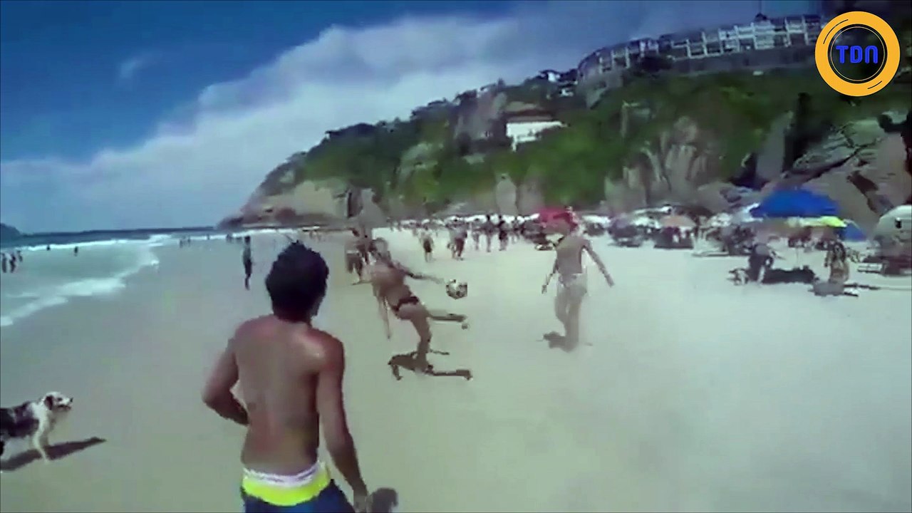 Un chien joue au foot sur la plage et il est loin d'être mauvais !