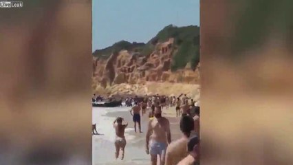 50 migrants marocains débarquent au milieu des touristes sur une plage en Espagne
