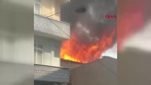 İstanbul Esenler'de 2 Binanın Çatısı Alev Alev Yandı - 1