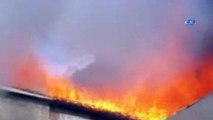 Bağcılar'da bir binanın çatı katında yangın çıktı. İtfaiye ekipleri yangına müdahale ediyor.
