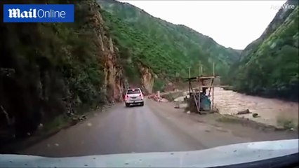 فيديو انزلاق صخري يسحق سيارة على طريق جبلي