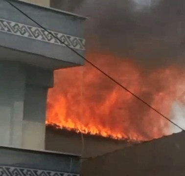 5 Katlı Binanın Çatı Katında Yangın