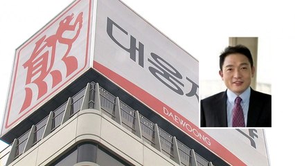 [단독] 돌연 출국한 대웅제약 윤재승...'꼼수 퇴진' 논란 / YTN