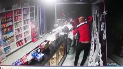 Kadın Çorabıyla Gasp Anı Güvenlik Kamerasında