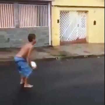 Il marque un but en retourné acrobatique et célèbre de la même façon avec la tête de son copain