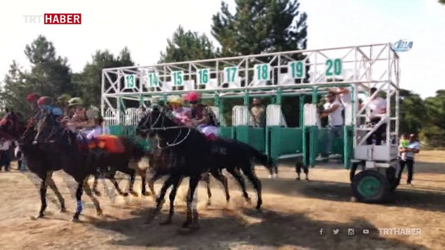 Yarışta birinci gelen atın ayağı kırıldı