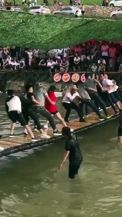 Le jeu de celui qui reste sur cette balançoire le plus longtemps possible