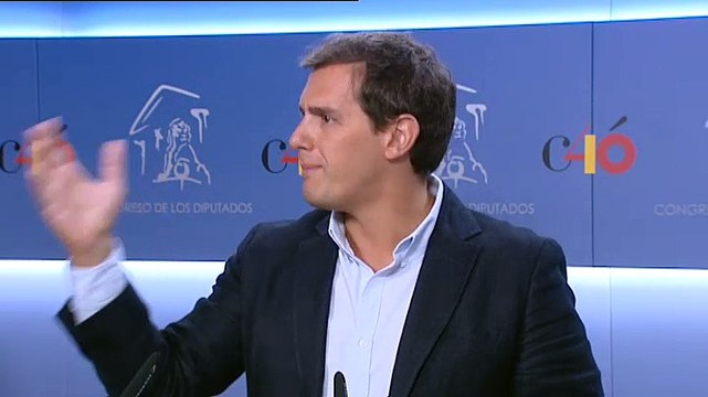 Rivera acusa a Sánchez de “legitimar” la puesta de lazos y cruces amarillas al no hacer “nada” para retirarlos