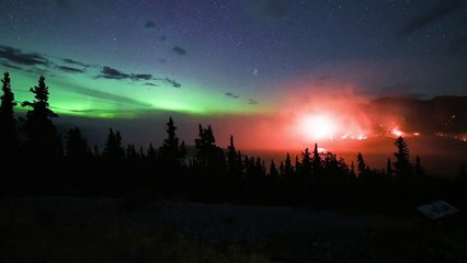 Incroyable Time-Lapse d'une aurore boréale et d'un incendie au Canada