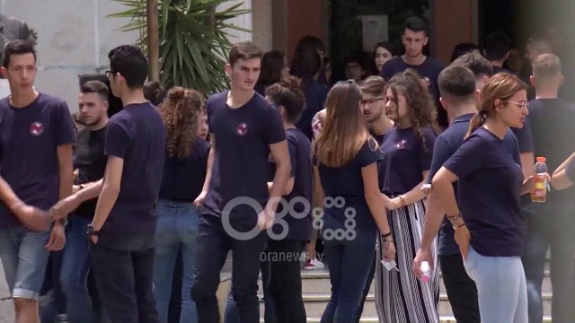 Ora News - Provimet e vjeshtës, 3 mijë e 500 maturantë mbetës zhvillojnë provimin e parë