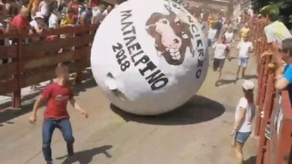La bola del encierro de Mataelpino aplasta a un joven
