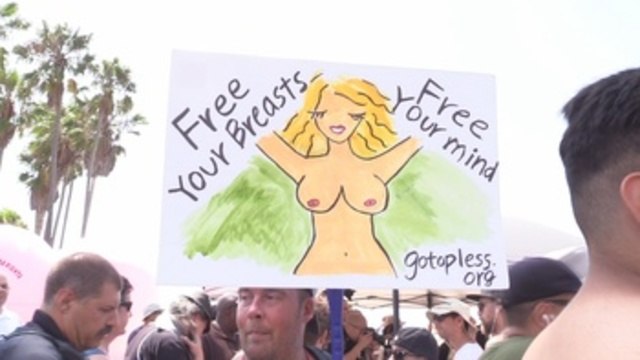 Mujeres en diferentes puntos de EEUU marchan en topless por la igualdad de género