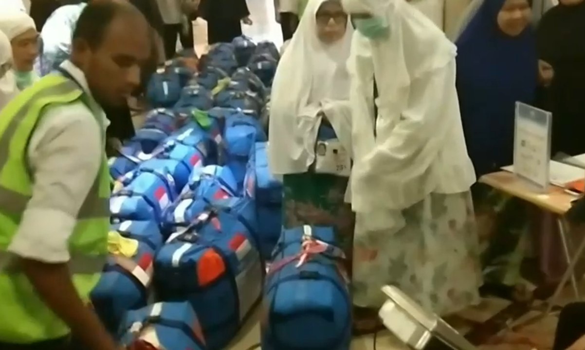Petugas Temukan Koper Jemaah dengan Berat Berlebih