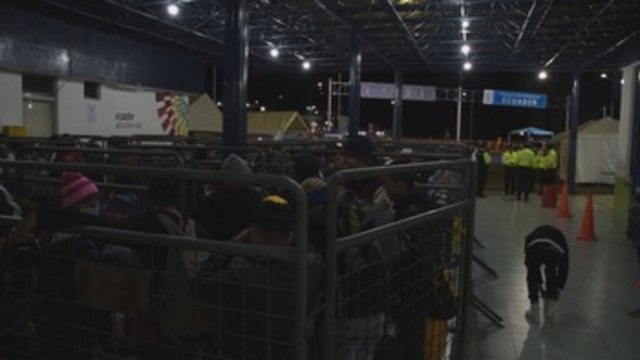 Cientos de venezolanos inician viaje a Perú desde ecuatoriana Tulcán