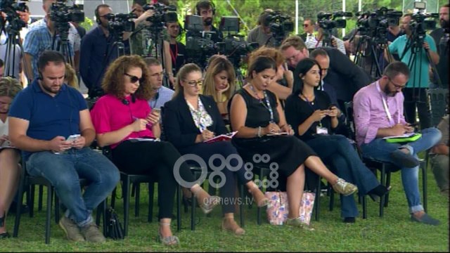 Ora News - Kosovë-Serbi, Hahn: Çdo marrëveshje s'duhet të ndikojë në stabilitetin e rajonit