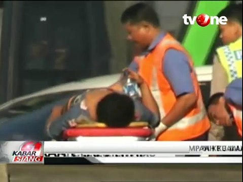 Minibus Tabrak Truk Pengangkut Semen di Tol Jakarta-Cikampek