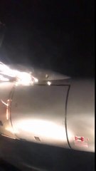 En pleno vuelo, el reactor de un avión se prende fuego