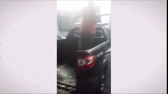 Homens sobem em viatura policial em um posto de Vila Velha
