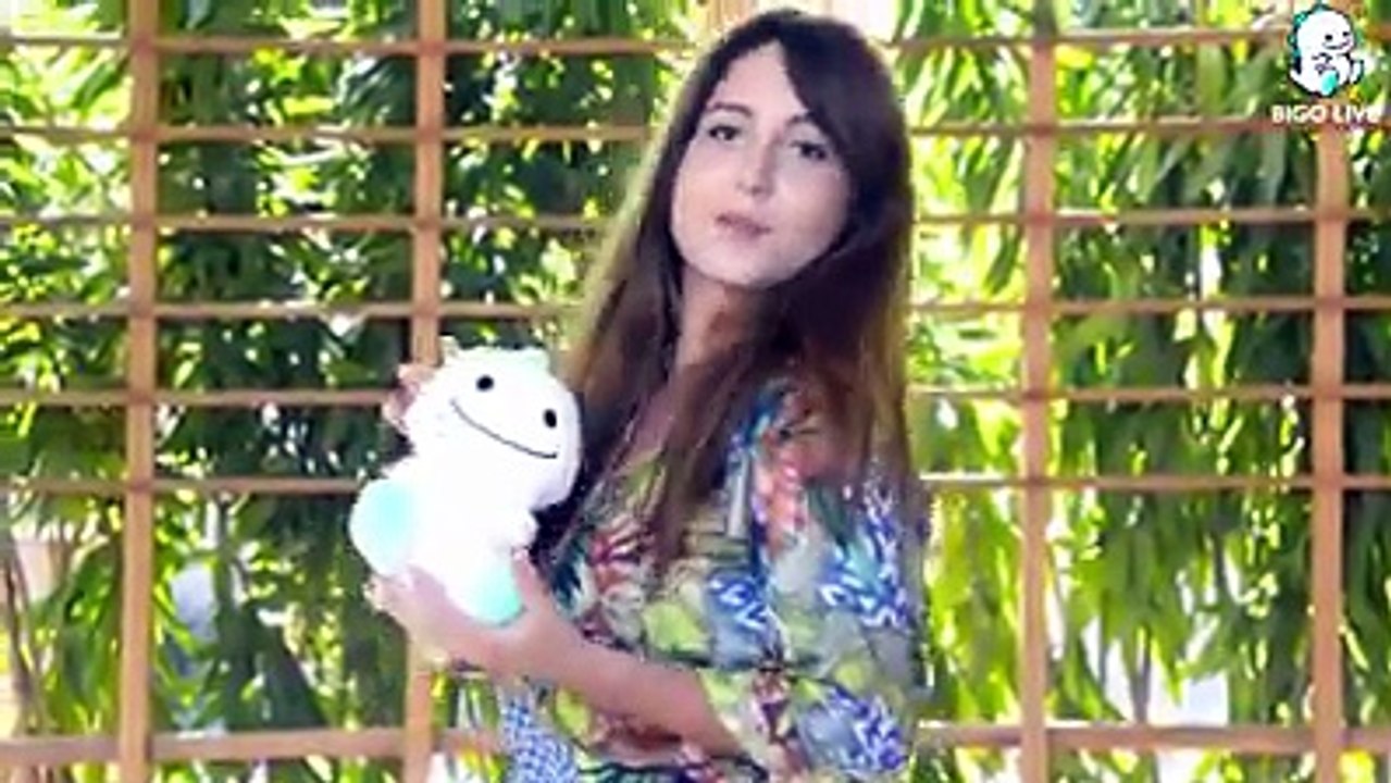 Our BIGO LIVE Brazil hosts celebrated BIGO LIVE 2nd Anniversary on the weekend. We have beautiful girls, yummy food, great music and our #BIGOdino. Do you wan