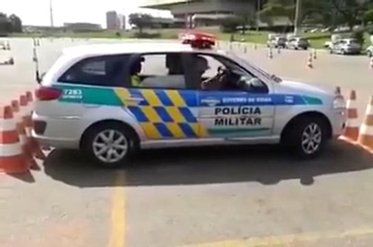 Comment sortir d'une place de parking rapidement... En mode cascadeur