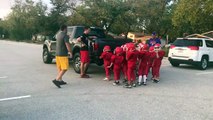 Cette équipe de football américain junior s’entraîne en poussant une voiture