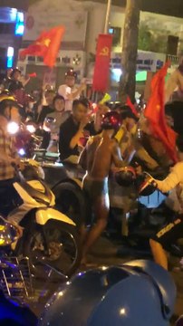 Nam thanh niên cởi đồ ăn mừng O.VN vào bán kết ASIAD 2018