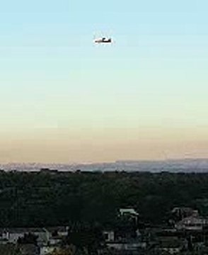 Le passage d’un Canadair au nord de Martigues. Images Laurent