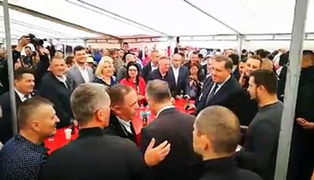 Dodik po starom dobrom običaju zapjevao