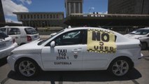 Gremio de taxistas en Guatemala protesta contra la plataforma de Uber