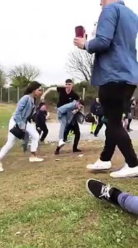 Ils chutent sur de la boue dans ce festival et cela fait sourire les gens autour