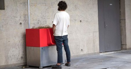 Fransa'da Feminist Protestoculardan Pisuvar Eylemi: Erkeklerin Fermuar İndirmesi Cesaretlendiriliyor