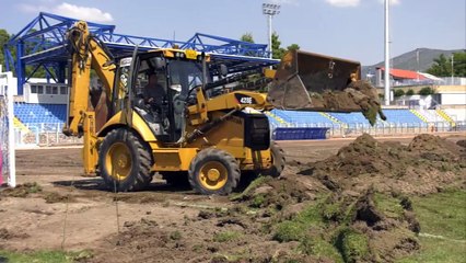 Εργάσιες αντικατάστασης χλοοτάπητα στο ΔΑΚ Λαμίας