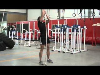 Entrenamiento fitness con cuerda: subida asistida