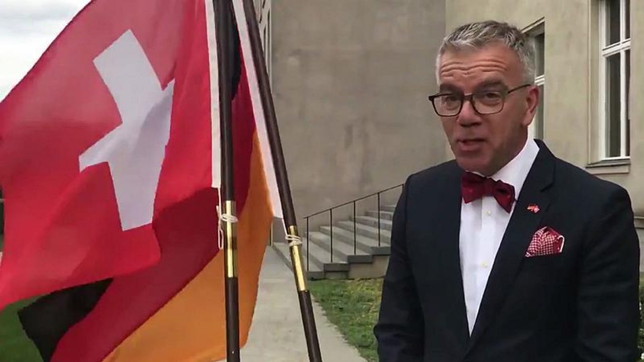 Wie bei 'Verstehen Sie Spaß': Botschafter lacht über Fahnenpanne