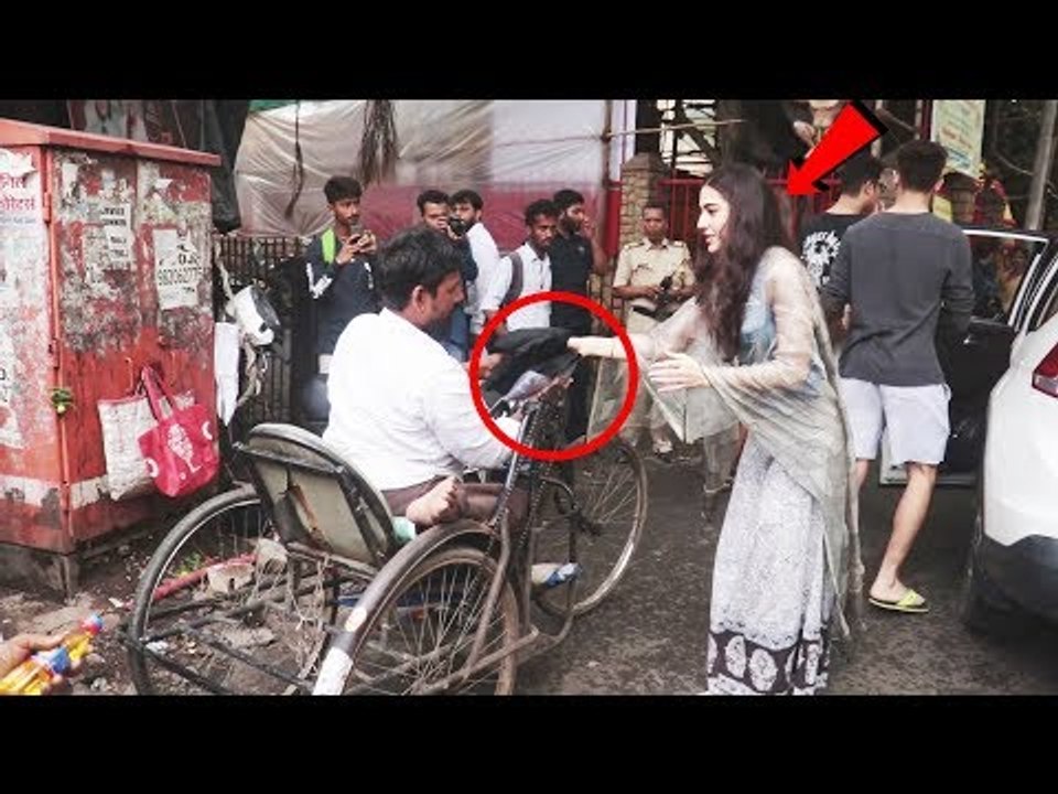 Sara Ali Khan ने की मंदिर के बहार बैठे गरीबो की मदद