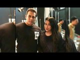 Salman Khan ने खिचाई Make Up Artist के साथ Bharat के सेट पर तश्वीर