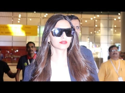 Fashion Diva Sonam Kapoor पहुंची Mumbai Airport में